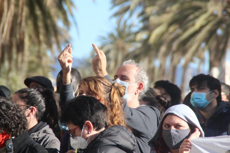 Willy Toledo le hace la peineta doble a VOX y su candidato al 14F en Badalona