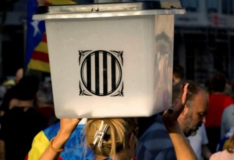 FOTOGRAFÍA. BARCELONA (ESPAÑA), 01.10.2017. TSJC da 10 días a las partes sobre la Amnistía. Una mujer separatista sostiene una urna como las empleadas durante el referéndum ilegal no autorizado por la Justicia del 1-O de 2017 en la Comunidad autónoma de Cataluña, con el que la Generalidad separatista golpeó la democracia y atacó los derechos fundamentales de los catalanes y resto de españoles del resto del Reino España. Efe 