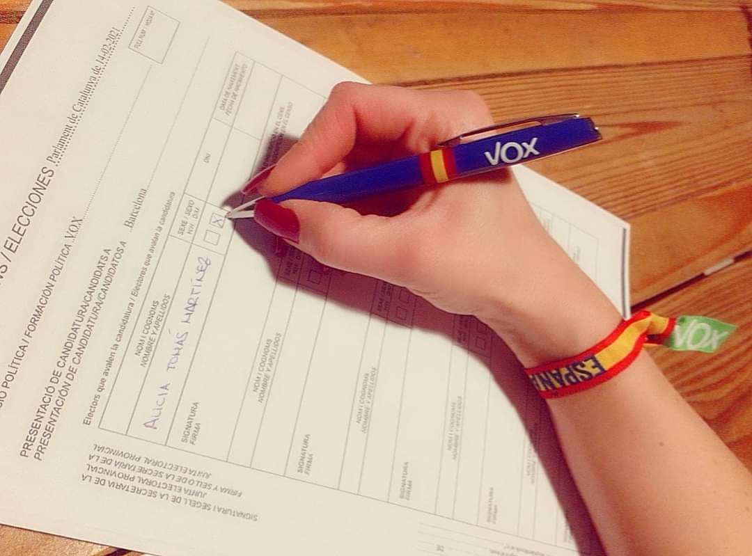 FOTOGRAFÍA. BARCELONA (ESPAÑA), 02.01.2021. La secretaria general de VOX en Tarrasa (Barcelona), Alicia Thomás, firma su aval para VOX el 14F. Ñ pueblo