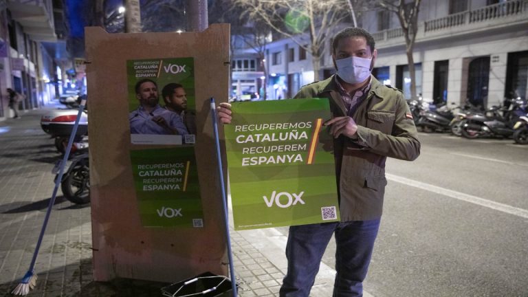 El candidato de VOX a la presidencia de la Generalidad de Cataluña participa en la pegada de carteles del 14F