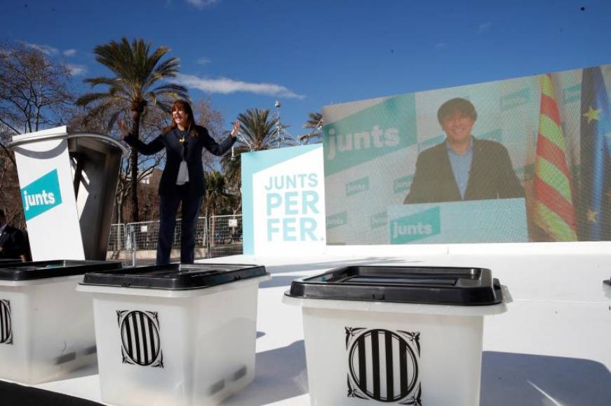 FOTOGRAFÍA. BARCELONA (ESPAÑA), 30.01.2021. Acto electoral de JxCat, con las intervenciones de la candidata a la presidencia de la Generalitat, Laura Borràs (i), y Carles Puigdemont (d). Efe