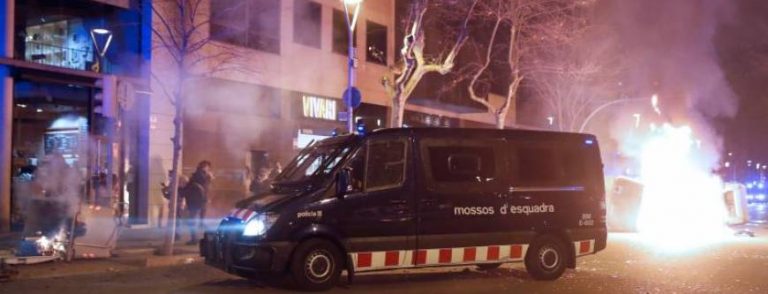 Los Antifascistas prenden fuego a Barcelona y atacan con armas blanca a los Mozos y Policías nacionales por el ultraizquierdista «Pablo Hasel» 