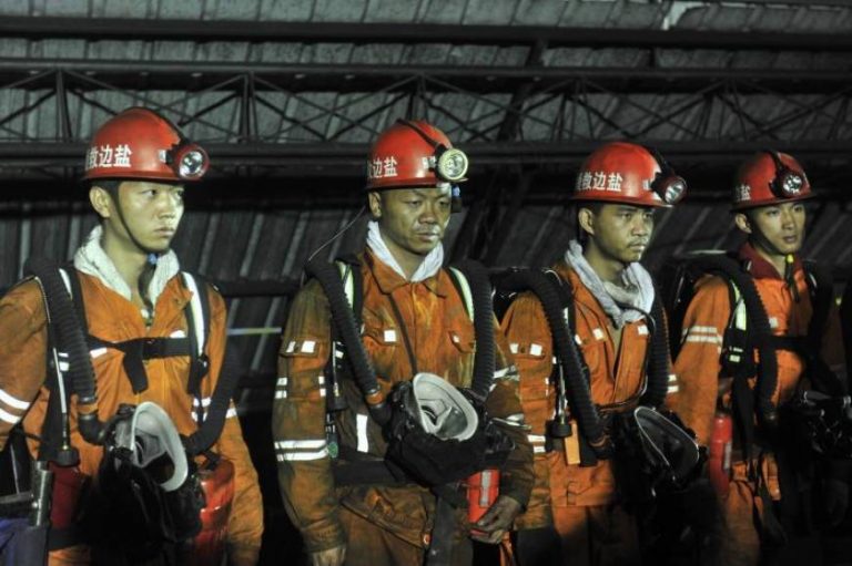 Al menos 12 de los 22 mineros chinos atrapados tras la explosión siguen vivos