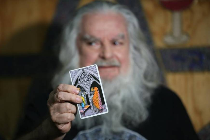 FOTOGRAFÍA. CIUDAD DE MÉXICO (MÉXICO), 06.01.2021. El señor Antonio Vázquez Alba, más conocido como el brujo mayor ,muestra una carta, hoy miércoles, en Ciudad de México (México). Efe