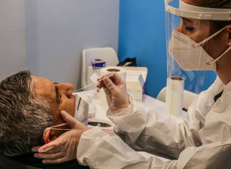 FOTOGRAFÍA. ESPAÑA, 22.01.2021. Vista de una persona durante un prueba del plandemia del covid 19 (coronavirus). Efe