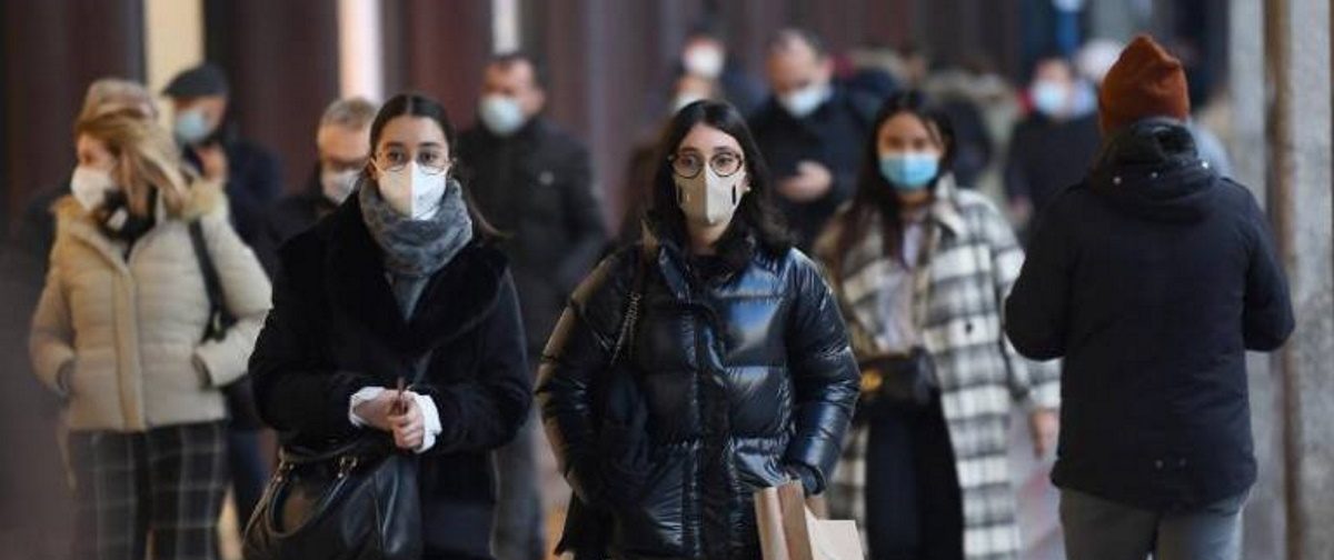 FOTOGRAFÍA. EUROPA, 08.01.2021. Varias personas con la ineficaz mascarilla obligatoria. Efe