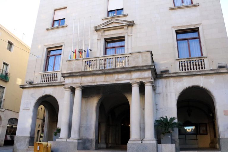 La Junta Electoral da razón a VOX y ordena a Figueres quitar la pancarta «Libertad Presos Políticos»