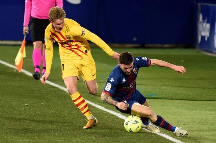 FOTOGRAFÍA. HUESCA (ESPAÑA), 03.01.2021. El centrocampista del Huesca, Javi Galán (d), cae ante el jugador holandés del FC Barcelona, Frenkie de Jong. Efe