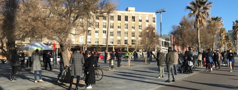7 furgones de los Mozos protegen a la carpa informativa de Vox en el paseo marítimo de Barcelona