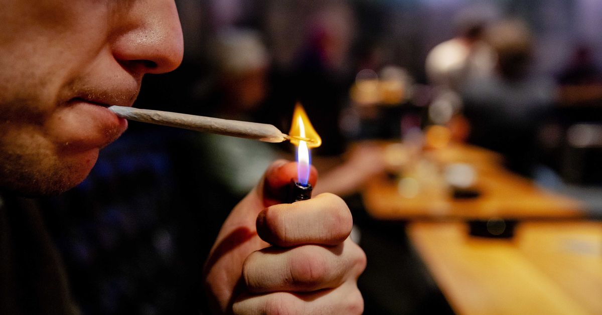 FOTOGRAFÍA. LA HAYA (HOLAMDA) PAÍSES BAJOS, 08.01.2021. Un usuario enciende un cigarro con marihuana en un «coffee shop». Efe