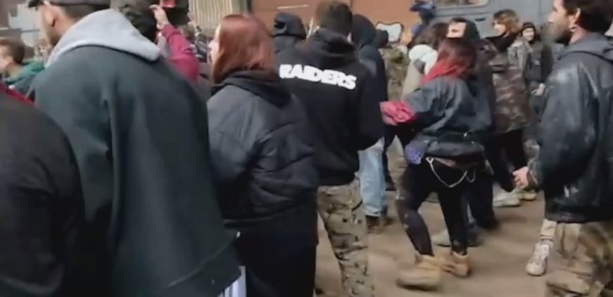 FOTOGRAFÍA. LLINARS DEL VALLÉS (BARCELONA), 01.01.2021. Varios jóvenes del mundo rechazan la tortura mediática del Nueva Orden Mundial. ñ pUEBLO (1)