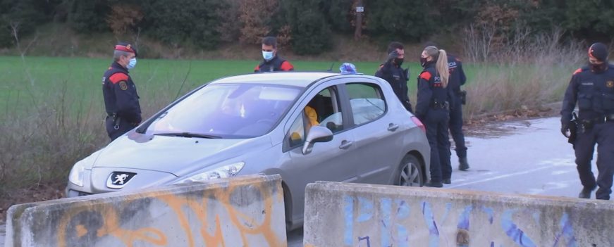 FOTOGRAFÍA. LLINARS DEL VALLÉS (BARCELONA), 01.01.2021. Varios jóvenes del mundo rechazan la tortura mediática del Nueva Orden Mundial. ñ pUEBLO (2)