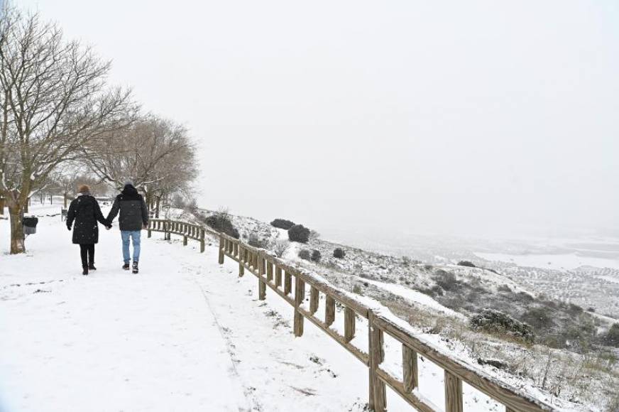 FOTOGRAFÍA. LO SANTOS DE LA HUMOSA (MADRID) ESPAÑA, 08.01.2021. Una pareja pasea junto al mirador de la localidad madrileña de Los Santos de la Humosa, este viernes. Efe