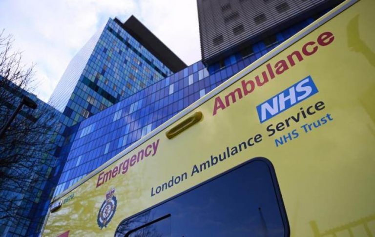 Hospitales al límite por contagios en Reino Unido