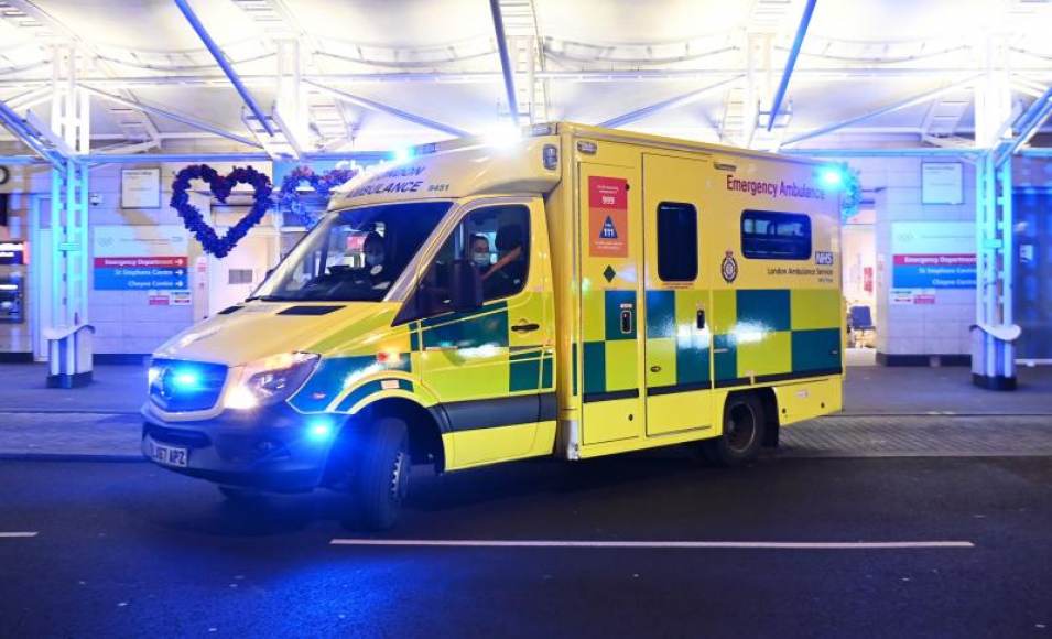 FOTOGRAFÍA. LONDRES (REINO UNIDO), 8.01.2021. Vista de una ambulancia este viernes, 8 de enero de 2021, en la capital británica cuando su alcalde de Londres. Efe