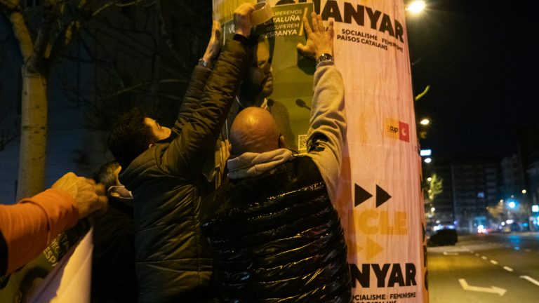 Pegada de carteles electorales de VOX en Lérida con el cabeza de lista al 14F