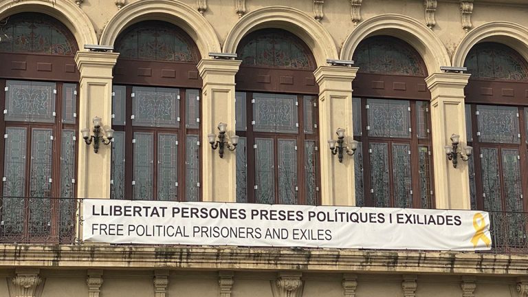 Gracias a Vox la Junta Electoral da 48H al alcalde de Lérida para retirar la pancarta «Libertad Presos Políticos y Exiliados»