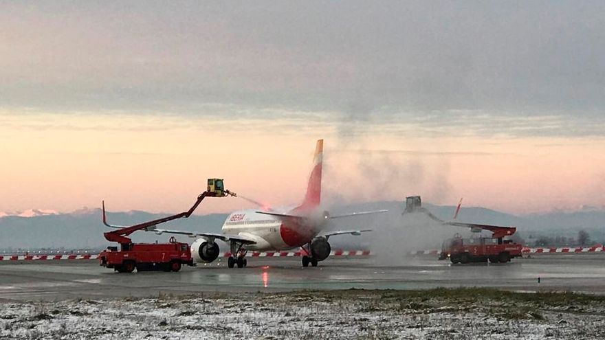FOTOGRAFÍA. MADRID (ESPAÑA), 09.01.2021. Máquinas de deshielo limpian una avión en el aeropuerto Adolfo Suarez de Madrid. Efe