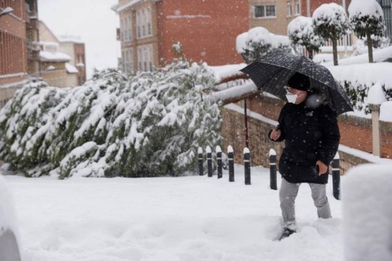 FOTOGRAFÍA. MADRID (ESPAÑA), 09.01.2021. Nieve caída en Guadalajara. La borrasca Filomena deja hoy toda España, salvo las ciudades autónomas de Ceuta y Melilla, en alerta por nieve, frío, lluvias, viento y fenómenos costeros, que alcanzan el nivel rojo debido a las nevadas en Madrid, Toledo, Cuenca, Guadalajara, Valencia, Castellón, Teruel, Zaragoza y Tarragona. Efe 