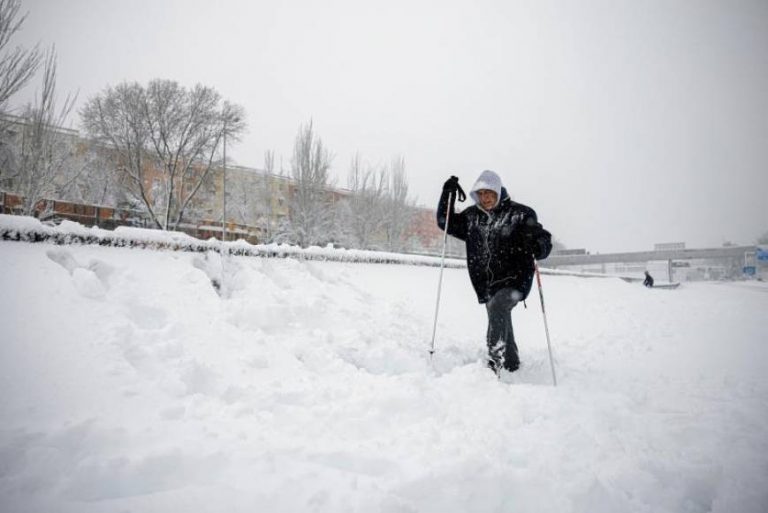 Muere un hombre sepultado por la nieve en Madrid