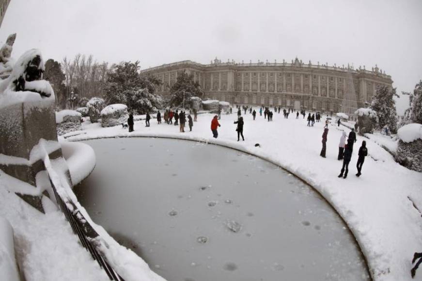 FOTOGRAFÍA. MADRID (ESPAÑA), 10.01.2021. Vista de la Plaza de Oriente de Madrid. Efe
