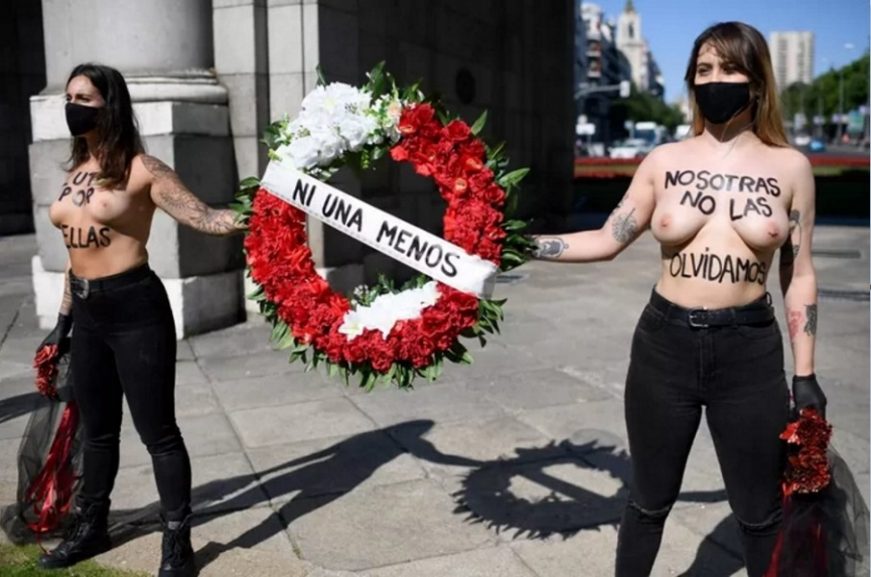 FOTOGRAFÍA. MADRID (ESPAÑA), 19.06.2020. Acto de las feministas «Femen» este viernes en la Puerta de Alcalá de Madrid, Efe