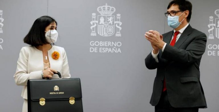 La nueva ministra de Sanidad Carolina Darias recibe la cartera de manos de su predecesor Salvador Illa