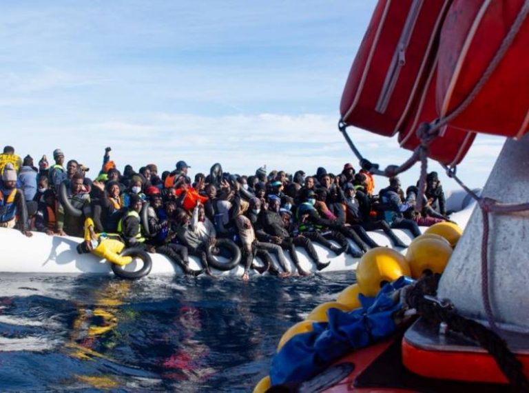 FOTOGRAFÍA. MAR MEDITERRÁNEO, 21 DE ENERO DE 2021. Vista de algunos de los inmigrantes ilegales que la tripulación del barco taxi de la «Ocean Viking», de la ONG «SOS Méditerranée», recogió este jueves, 21 de enero de 2021, en el Mar Mediterráneo durante el viaje de los irregulares a Europa. Efe