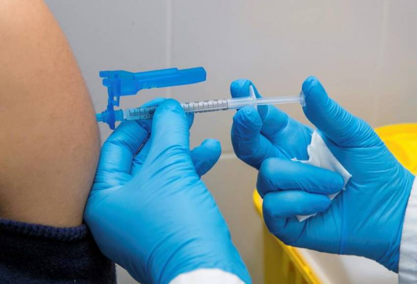 FOTOGRAFÍA. MUNDO, 22.01.2021. Una sanitaria prepara una dosis de vacuna Moderna contra la Covid-19. Efe