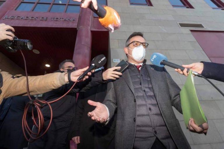Secretario general del PSOE Murcia: «Hay altos cargos en Madrid vacunados ilegalmente»