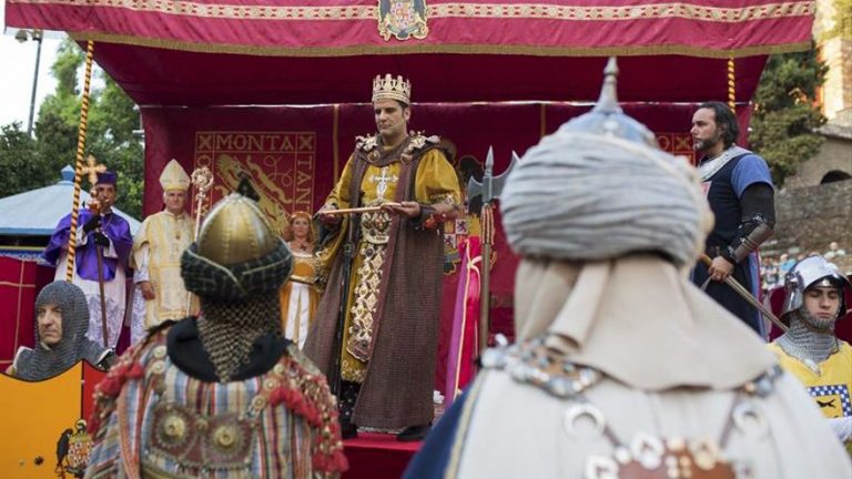 Los Reyes Magos recorren con sus cabalgatas las calles de una España azotada por el COVID este miércoles