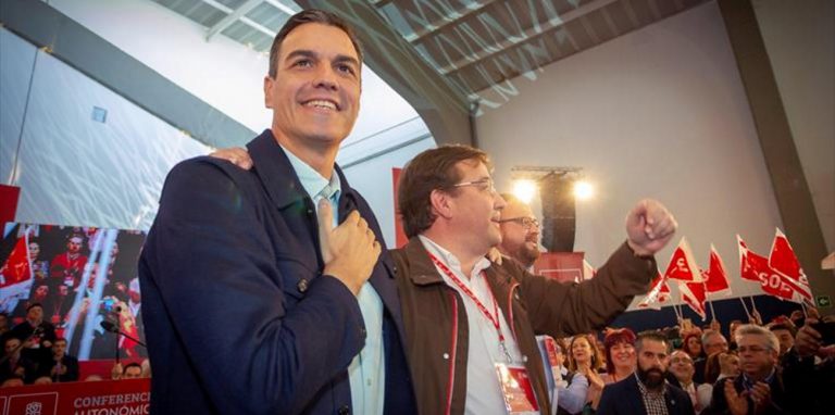 FOTOGRAFÍA. MÉRIDA (EXTREMADURA) ESPAÑA, 17 DE MAYO DE 2019. Campaña electoral de las municipales y autonómicas del 25 de mayo de 2019. El el presidente de Gobierno y líder del Partido Socialista Obrero Español (PSOE), Pedro Sánchez Pérez-Castejón, arropa ala candidato del PSOE a la presidencia de Extremadura y líder socialista extremeño, Guillermo Fernández Vara, y los candidatos de las ciudades en la clausura de la Conferencia Autonómica. Sánchez a movilizarse en las urnas porque «la abstención puede dar el triunfo al extremismo y los posicionamientos más ultras». Efe