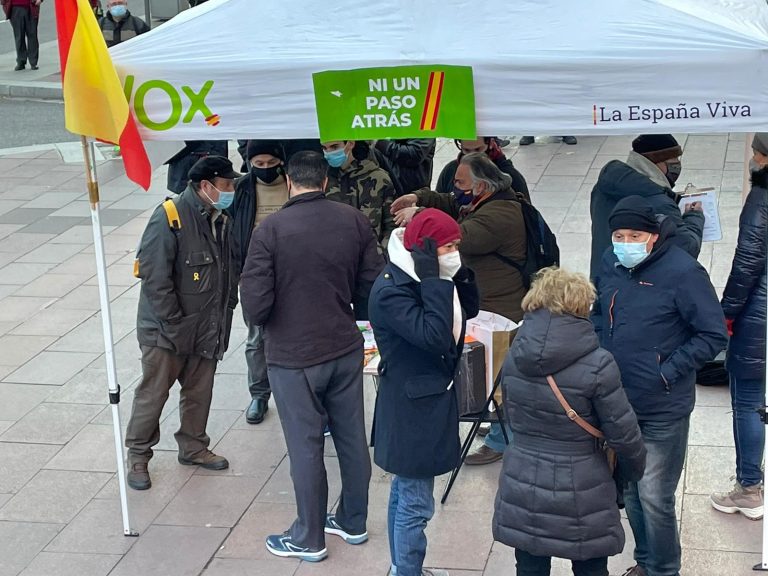 Insólita imagen de un independentista informándose en una carpa de Vox 