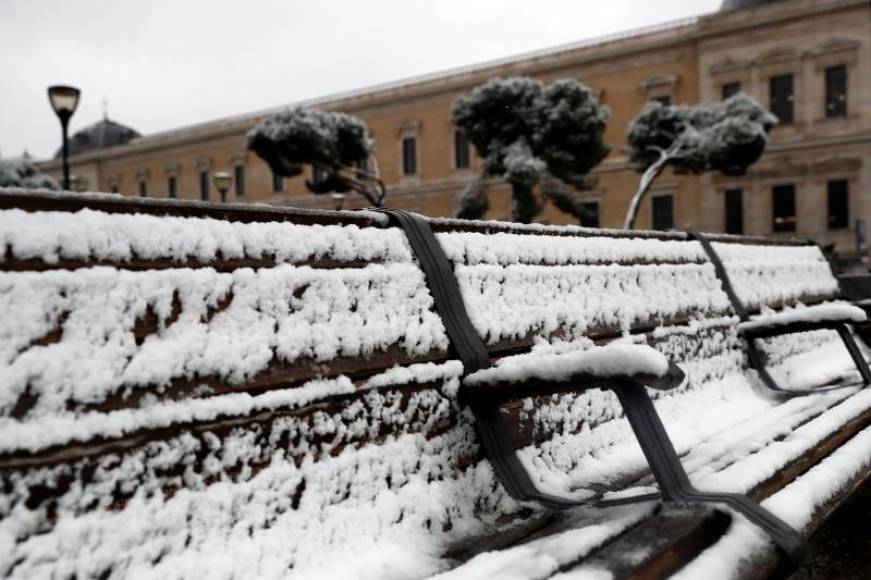 FOTOGRAFÍA. PLAZA COLÓN MADRID (ESPAÑA), 07.01.2021. Vista de un banco cubierto de nieve en la Plaza de Colón en Madrid, donde la nieve ha empezado a cuajar este jueves. Efe