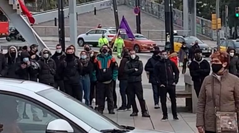 Independentistas atacan con basura a un Vox que reitera que «la lucha hay que darla» en Cataluña
