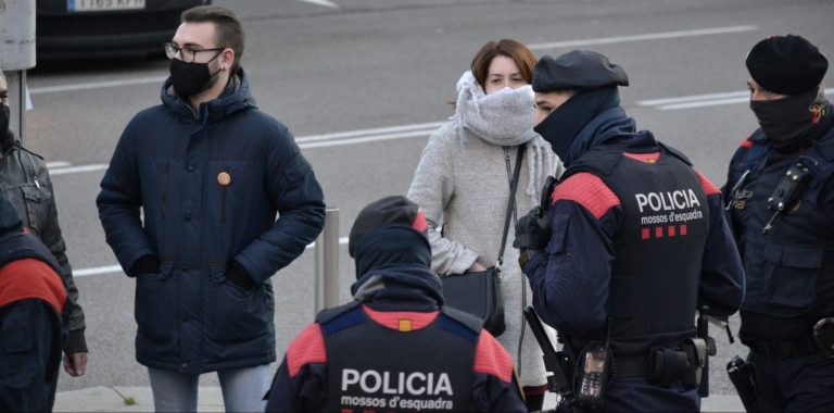 Una turba de violentos ataca a varios Mozos de Escuadra en (Nou Barris) Barcelona causando heridas a 6 agentes