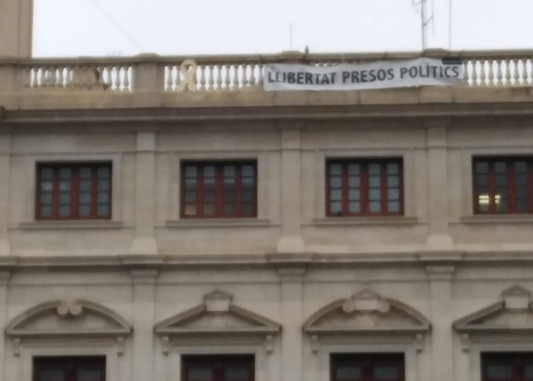 VOX lleva al alcalde de Reus ante la Junta Electoral por exhibir la pancarta «Libertad Presos Políticos»