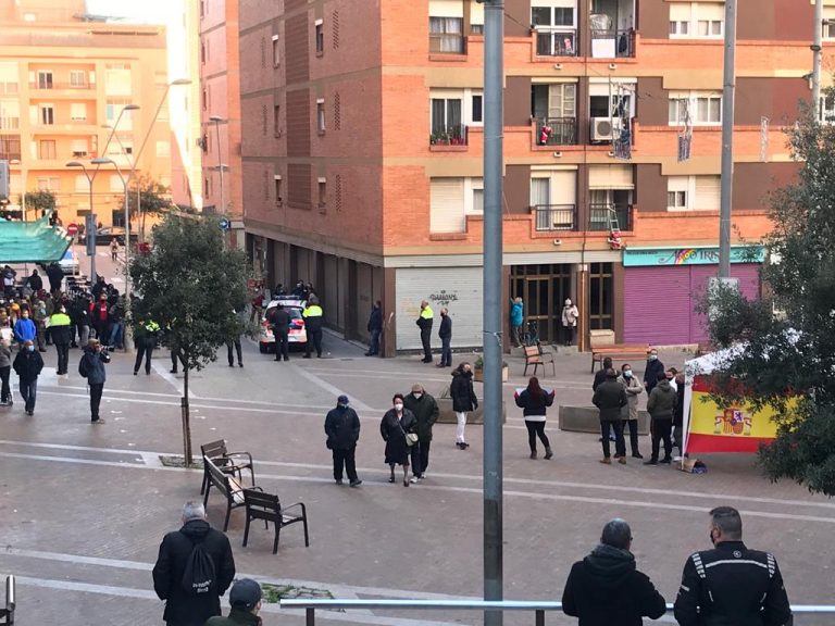 Separatistas acosan a los vecinos de San Feliu en la carpa del 14F de Vox
