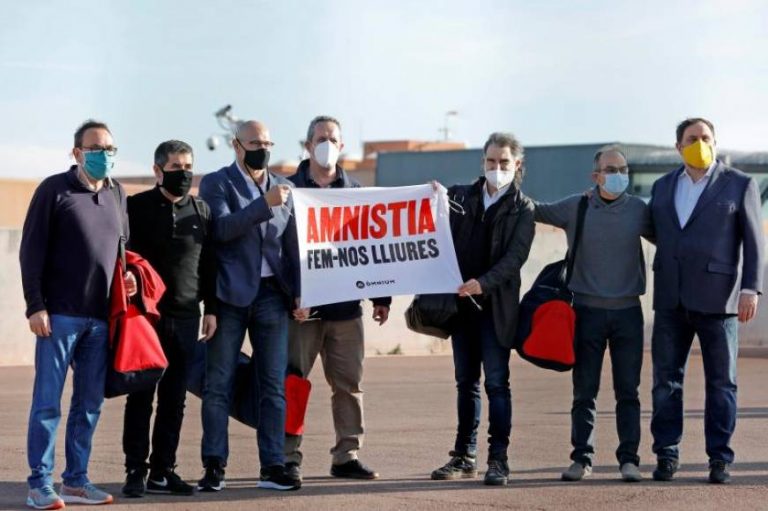 La Generalidad decreta otra «semilibertad» sus presos golpistas que exhiben «Amnistía» al salir de prisión