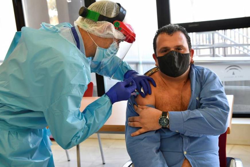 FOTOGRAFÍA. SEVILLA (ESPAÑA), 04.01.2021. Un sanitario se vacuna en una residencia de Sevilla. Andalucía ha registrado en las últimas 24 horas. Efe