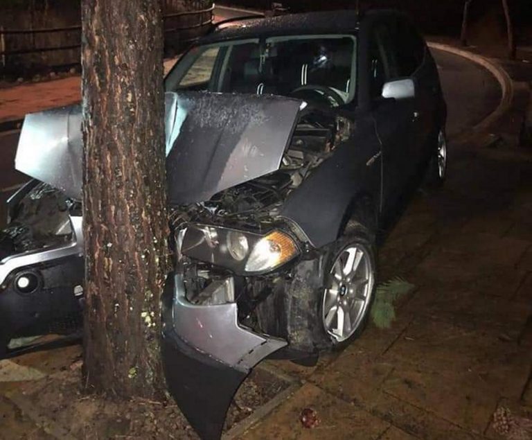 Mario Herrera Fernández (Podemos) se lleva por delante a un árbol con su BMW