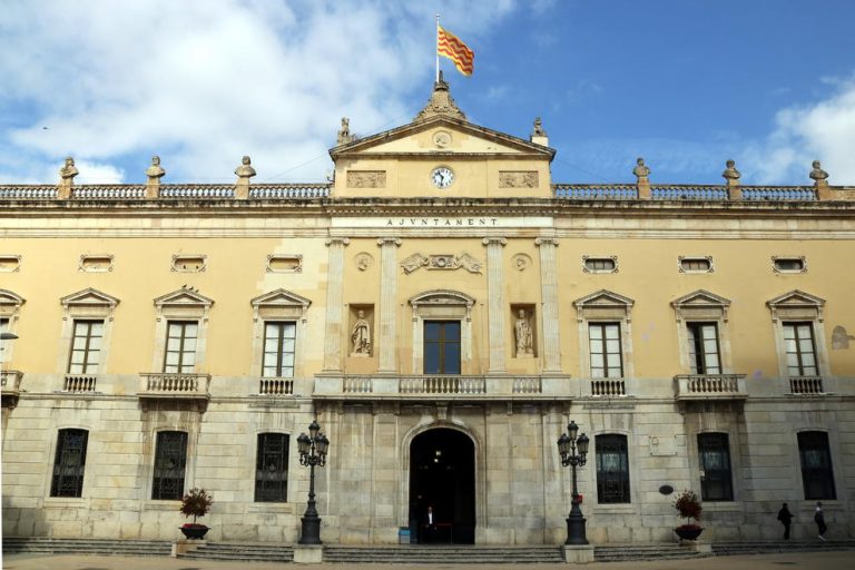 Vox obliga al Gobierno de ERC a retirar la pancarta «Libertad Presos Políticos» en Tarragona
