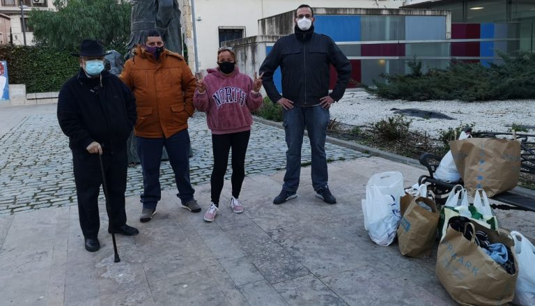 TÚpatria entrega alimentos y juguetes