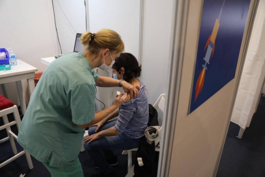 FOTOGRAFÍA. TEL AVIV (IZRAEL), 02.01.2020. Una sanitaria de Tel Aviv (Israel vacuna a una mujer contra el Plandemia del covid 19 8coronavirus). Efe