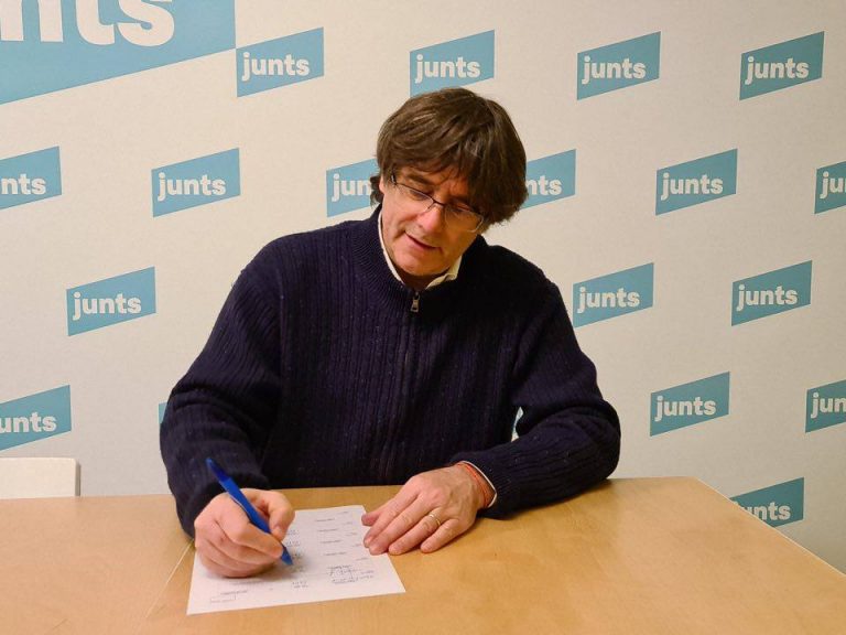 El juez deja en libertad a Puigdemont pero le prohíbe salir de Cerdeña (Italia)