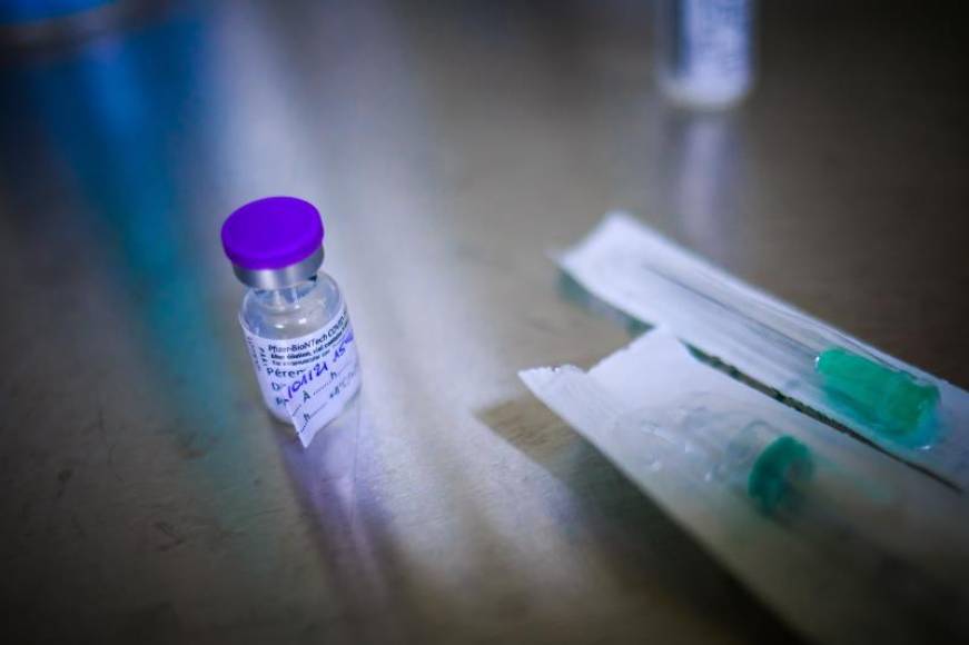 FOTOGRAFÍA. ÁMSTERDAM (PAÍSES BAJOS), 08.01.2021. vista de una dosis de la vacuna contra el Plandemia del covid 19 8coronavirus) de Pfizer-BioNTech (Pfizer). Efe