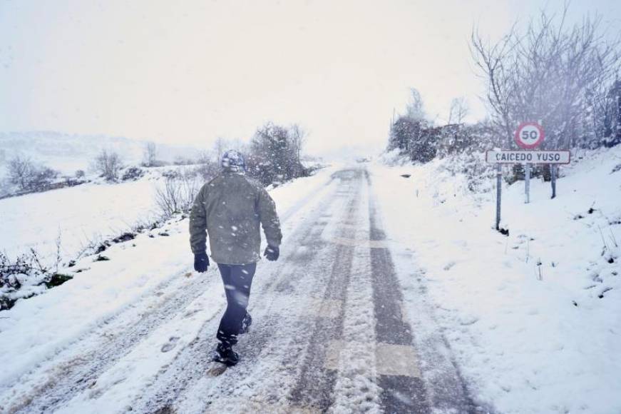 FOTORAFÍA. ÁLAVA (ESPAÑA), 02.01.2021. Un hombre camina por una carretera del pueblo alavés de Caicedo-Yuso tras la intensa nevada caída esta noche en la provincia de Álava. Efe