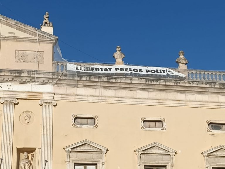 Vox lleva al alcalde de Tarragona ante la Junta Electoral por exhibición de pancarta «Libertad Presos Políticos»