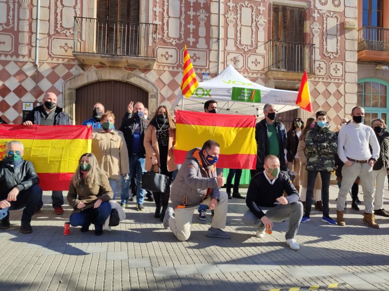 Vox, increpado y acosado en Molins de Rey donde planta cara a grupos separatistas y ultraizquierda