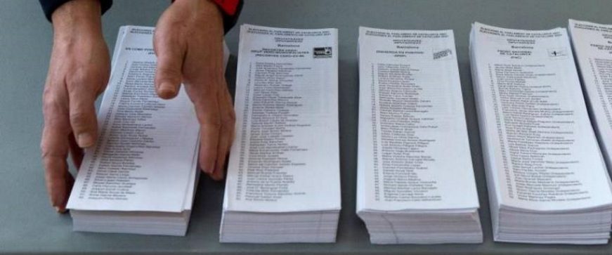 FOTOGRAFÍA, BARCELONA (ESPAÑA), 13.02.2021. Unos operarios realizan este sábado los preparativos del 14F catalán.. Efe